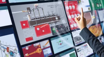 Stduent using the online LMS